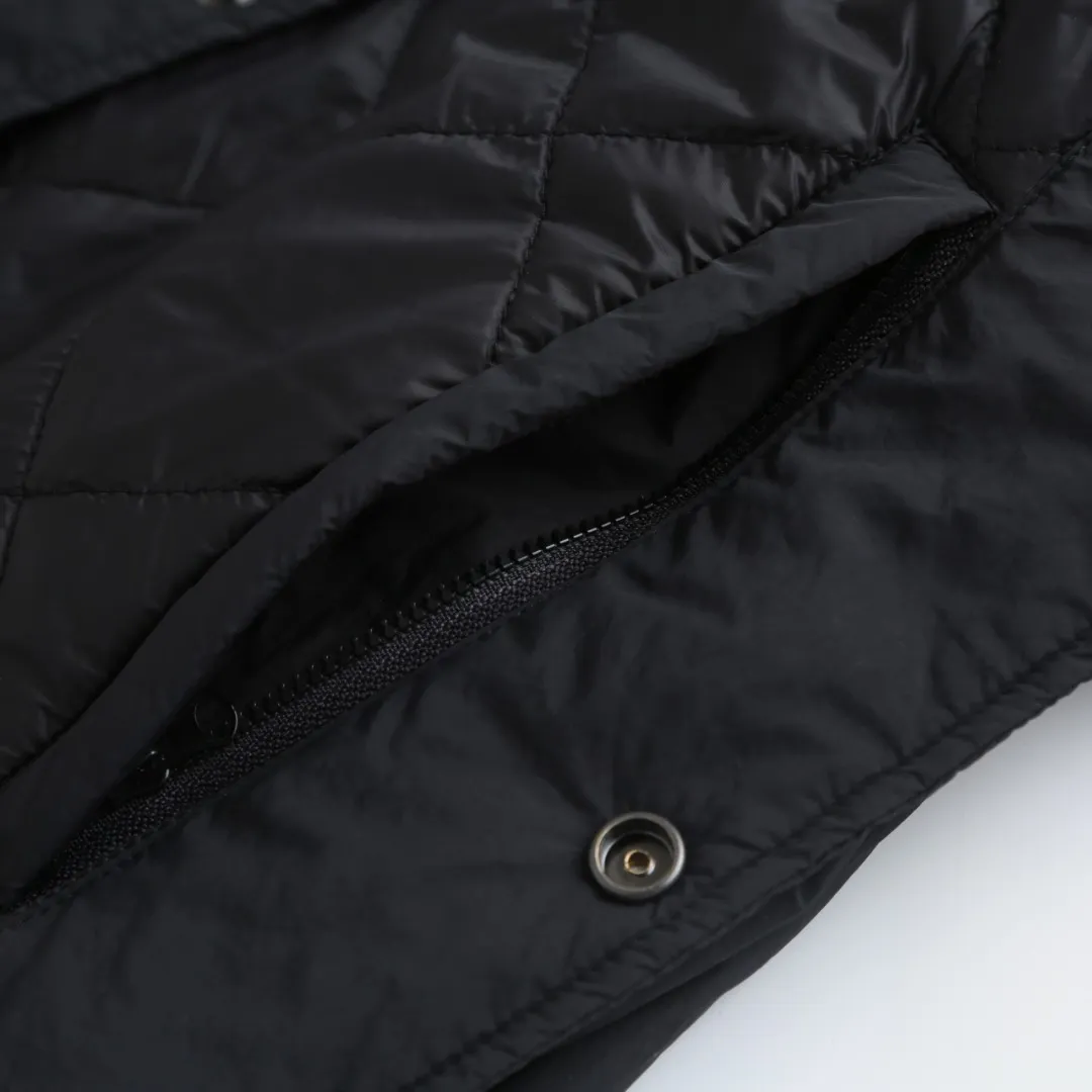 P620 25FW Ralph Lauren Red Label Lightweight Cotton Jacket (Coach Jacket) Fabric Procurement: A combination of pragmatism and classic texture Material: High-density nylon taffeta Features: Density is about 210T-300T, smooth and slightly matte surface, excellent windproof and waterproof performance (with DWR water-repellent treatment), strong wrinkle resistance and easy care, in line with the positioning of American casual "durable and practical".  Color: Classic dark black, using vat dyeing process (dye penetrates into the fiber), the color fastness reaches ISO level 4 or above to avoid fading or color transfer after washing.  2. Lining fabric Material: Lightweight cotton-polyester blended lining (65% Polyester + 35% Cotton) Function: Reduce friction between the fabric and inner clothing, improve wearing smoothness; blended material has both breathability and durability to avoid the stuffy feeling of pure nylon lining.  Version and cutting process Version: Classic Coach Jacket, loose version, slightly dropped shoulder line (shoulder width is 1-2cm wider than the standard version), length to the hips, and slightly tapered straight sleeves, taking into account both freedom of movement and casual style.  Embroidery technology: Polo horse logo on the left chest: flat satin stitch embroidery (satin embroidery), embroidery thread: 100% polyester high color fastness embroidery thread (the color number is consistent with the brand’s standard red color card), stitch density 12-15 stitches/cm, the outline of the horse logo is clear, and the details of the rider and horse are burr-free.  Embroidery positioning: precise positioning through the template (12cm from the neckline and 8cm from the placket) to ensure left and right symmetry and centering.  Topstitching technology: The seams of the body are made of double-needle flat seams (needle pitch 3cm/10 needles), the stitches are smooth and straight, the stitching color is dark black (the same color as the fabric), and the stitch width is 0.5cm, which enhances firmness while forming simple decorative lines.  1. Main body splicing, splicing of the front placket and body: The placket is made of double-layer folding + flat seam splicing, with a thickness of about 0.3cm to ensure that the buttons are not easily deformed when fixed; the edges of the placket are cut with a hot knife to avoid burrs.  Sleeve panels are spliced ​​to the body: the armholes are spliced ​​with round-head keyhole machine seams + flat seams. After splicing, the armholes have a natural curvature and no sense of tightness during movement; the height of the sleeves is about 8-10cm, which is in line with the loose characteristics of casual jackets.  Main button: black urea resin button, matte surface treatment, buttonholes are hand-made keyholes (6 strands of cotton thread, keyhole density 8 stitches/mm), the edges of the eyelets are smooth and without burrs.  Collar buttons: The first button on the collar is a hidden button (diameter 12mm), which prevents the collar from opening and improves the neatness of wearing.  SIZE: S M L XL